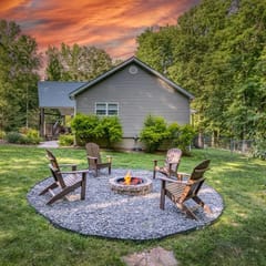 Dog Oasis: 2 Fenced acres, creek