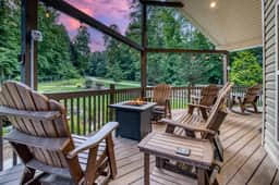 Dog Oasis: 2 Fenced acres, creek