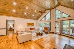 Dog Oasis: 2 Fenced acres, creek