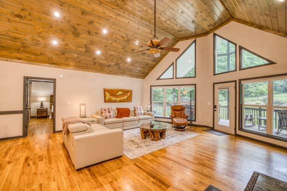 Dog Oasis: 2 Fenced acres, creek