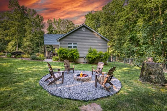 Dog Oasis: 2 Fenced acres, creek